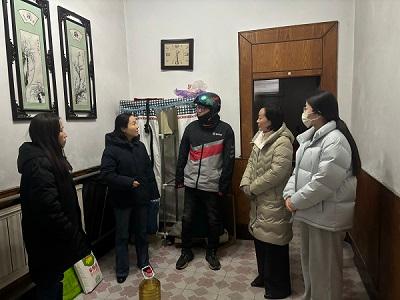 2025.01.23 胡亚萍 到泰山中路社区慰问困难群众1_$1737886303668084237.jpg